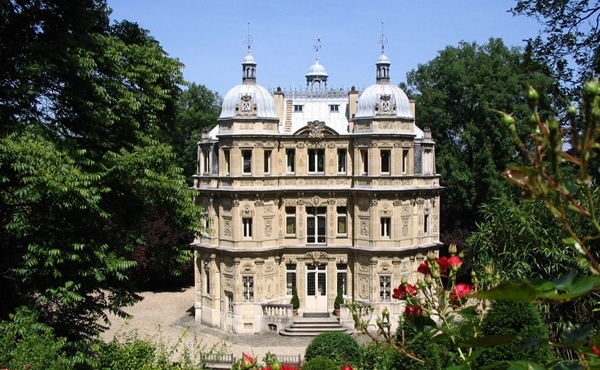 However, Alexandre Dumas' Chateau de Monte-Cristo in Yvelines shows just how much of a bestseller he really was. From lesitedelhistoire.blogspot.com