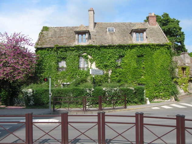 Marguerite Duras' house at Neauphle-le-Chateau is clearly not a chateau either, from maisons-ecrivains.fr