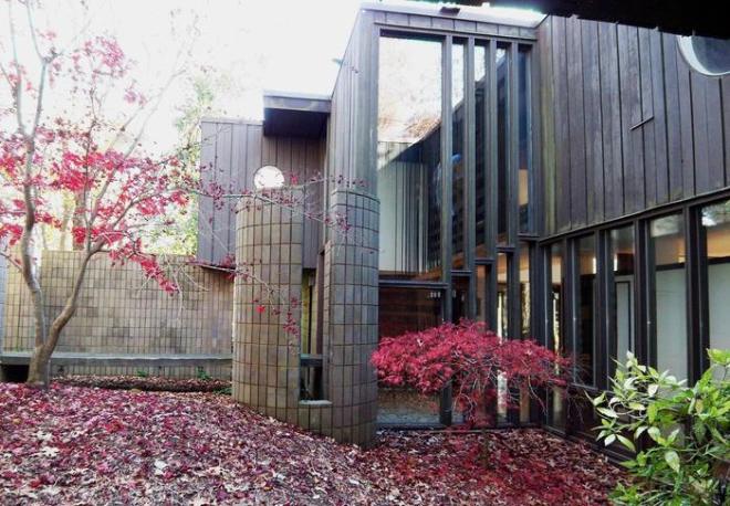 This masterpiece of 1970 architecture by Mark Bernstein in Charlotte, NC, aka 'the house that fell to earth' was also torn down to make way for a more modern and bland building.